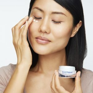 Crema vs Suero: ¿que es mejor para ojos sensibles?