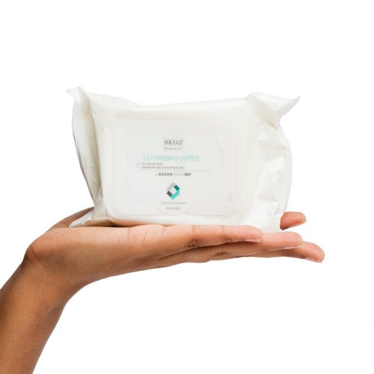 acne prone skin cleansing wipes in hand 1000×1000